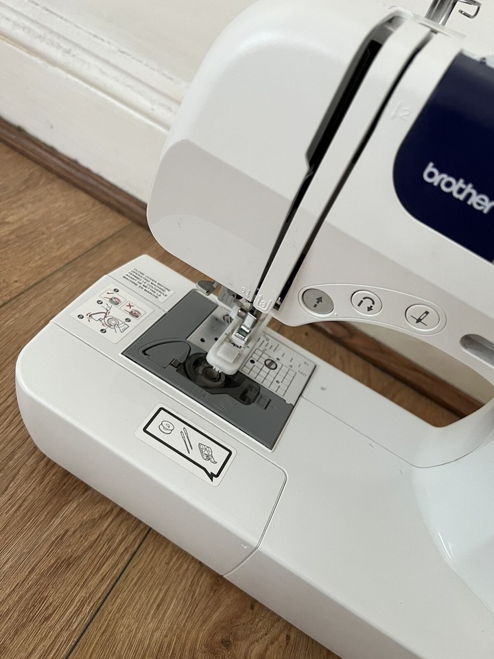 Brother Sewing Machine Computer CS 6000i. Built In Stitches, 2.0 LCD