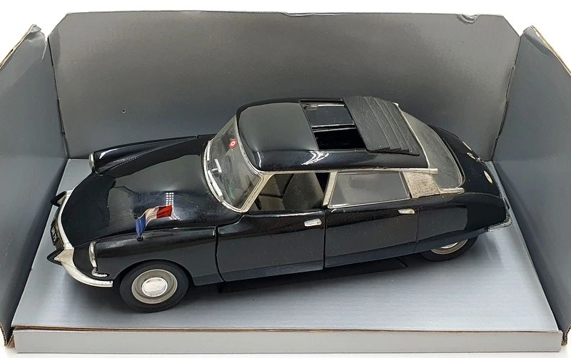 Solido 1/18 Scale Diecast 8035 - Citroen DS Presidentielle 1963 - Black - Image 4 of 4