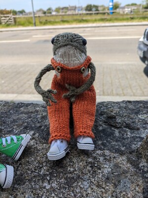 Neu Strickfrosch ''Charlie'' mit Latzhose und Schuhen Tik Tok, Punkte Kieselsteine Muster