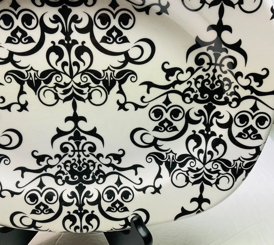 Plato ovalado Pottery Barn 12x9 Versalle negro candelabro sobre blanco Foto 4 de 4