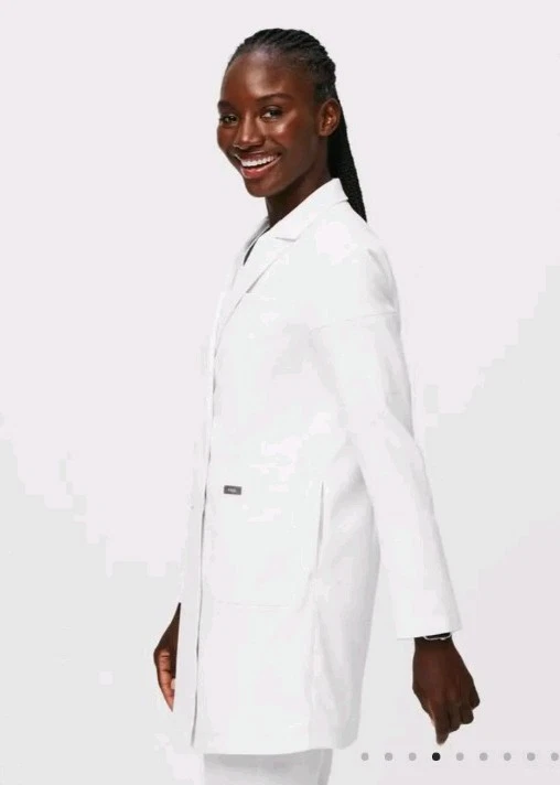 Abrigo de laboratorio Figs mediano blanco óptico doble pecho para mujer 🥼 Foto 2 de 4