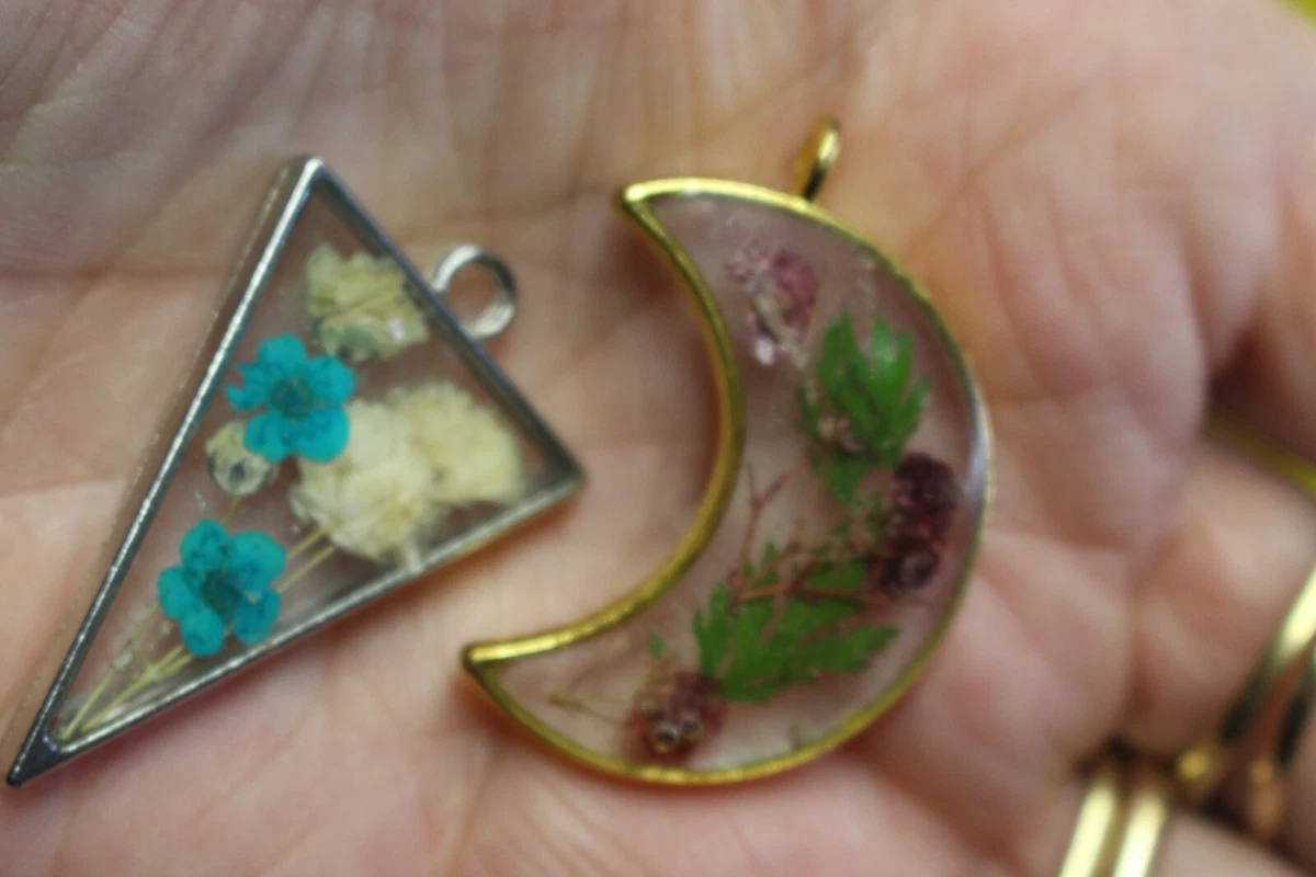 Collier Fantaisie Avec Pendentif Feuille Et Perles - Couleur Dorée, Matière Pierre - Occasion