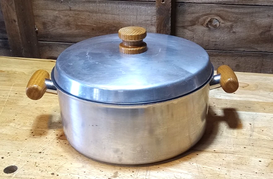 Vintage Mirro USA Non-Stick Aluminum Pans Wooden Handle w/ Lids - Image 4 of 4