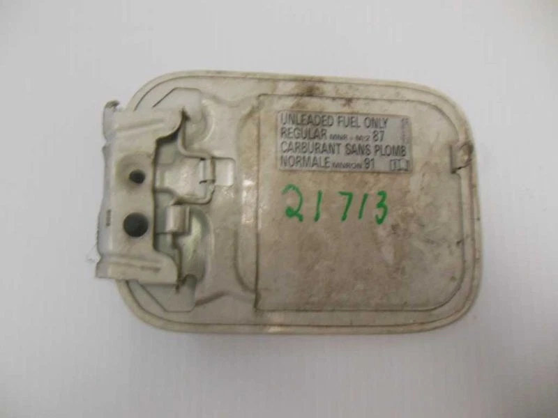 Крышка заслонки двери топливного бака 1995 96 97 98 99 00 01 02 Volkswagen Cabrio белая - Изображение 2 из 4