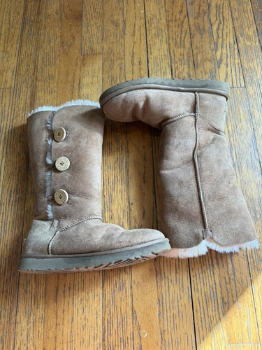 Stivali Ugg stile 1873 Bailey bottoni tripletta marroni da donna taglia 9 usati in ottime condizioni