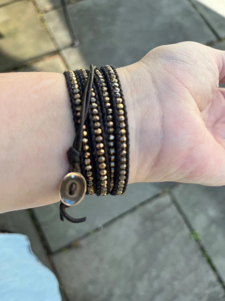 Pulseira CHAN LUU longa de couro preto com miçangas douradas - Imagem 2 de 4