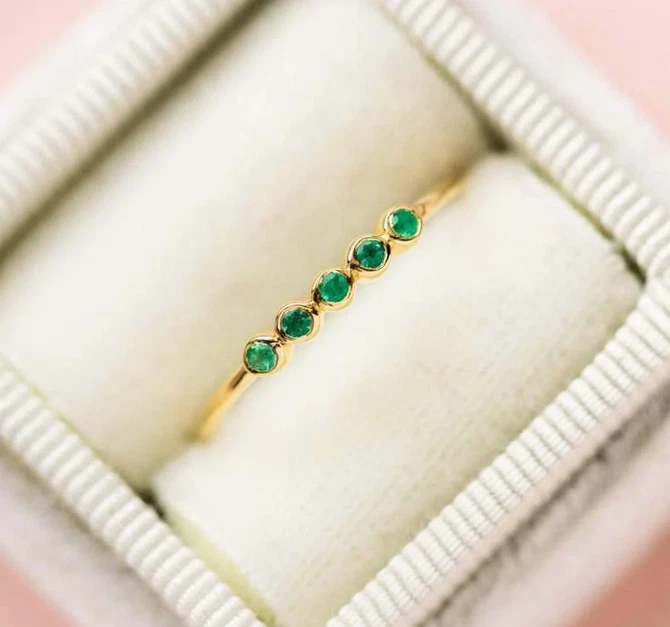 Anillo apilable de piedras preciosas esmeralda natural de oro amarillo de 10 k tamaño disponible Foto 2 de 4