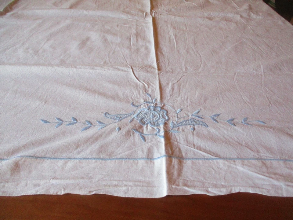 Drap N°380 ancien en coton fleur bleue brodée 210 X 275 Cm  - Photo 3/4