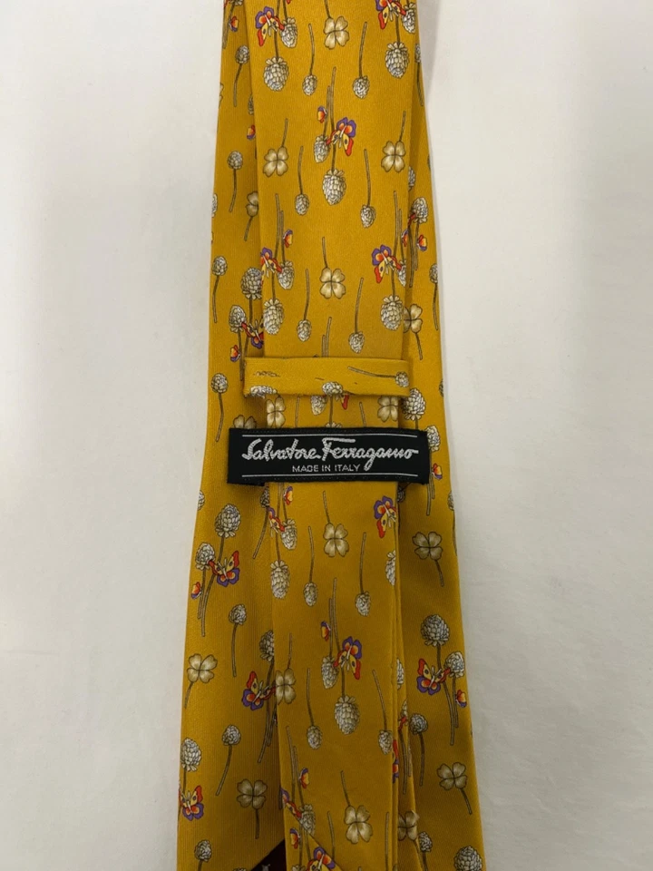 Gravata de seda Salvatore Ferragamo dourada floral assinatura feita na Itália - Imagem 4 de 4