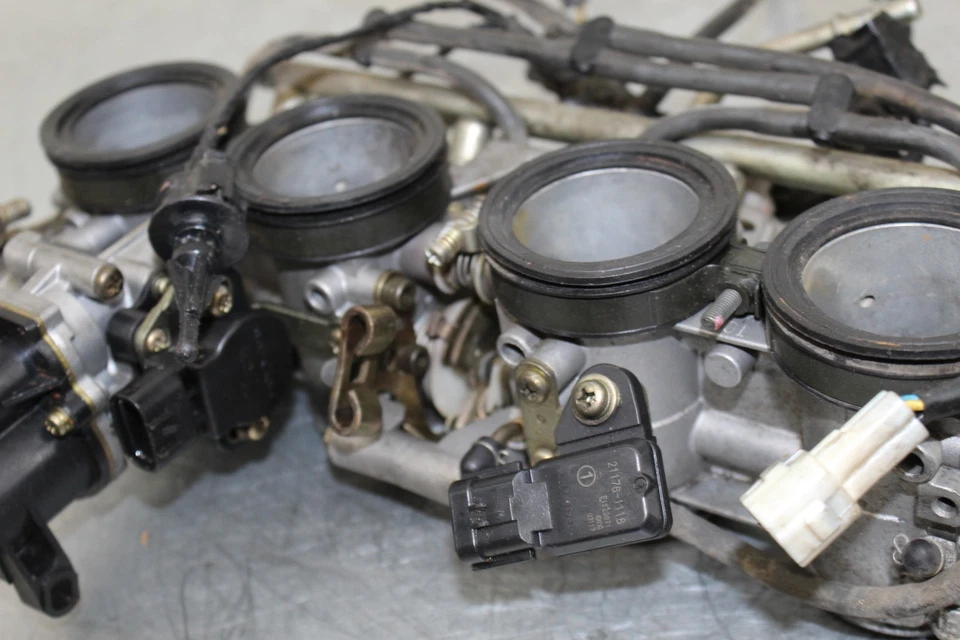 Kawasaki Ninja ZX10R 2004 2005 OEM inyectores de combustible principales/cuerpos del acelerador Foto 3 de 4