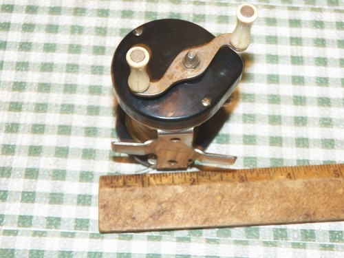 Carrete de fundición de pesca de baquelita vintage sin marca - Hecho en EE. UU. - Imagen 2 de 6