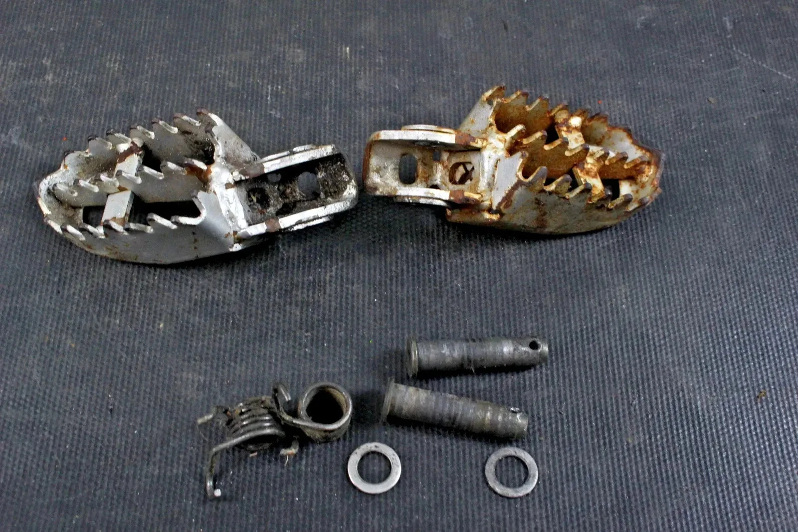 2002 Kawasaki Kx65 OEM Footpeg Set B4367/34028-1529-CE,34028-1530-CE