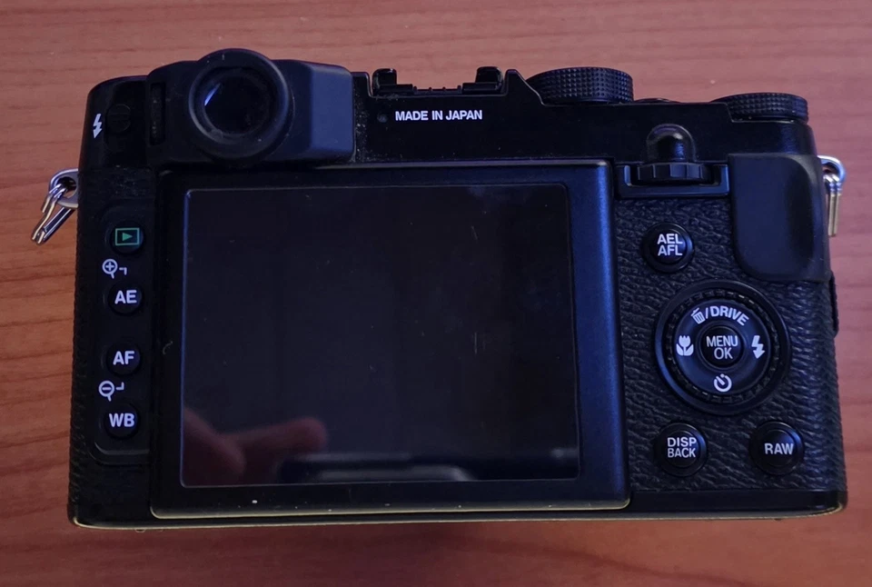 Fujifilm X10 hochwertige Kompakt-Digitalkamera - schwarz - TOP Zustand - Bild 3 von 4