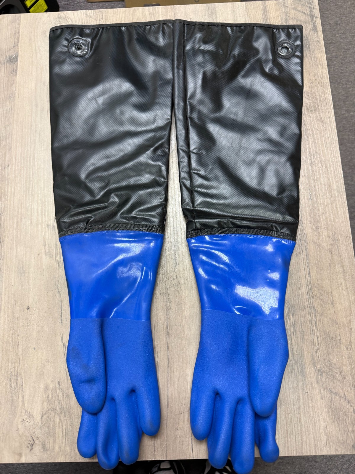 212 Performance Chemical, Liquid, and Heat Resistant Gloves Medium READ