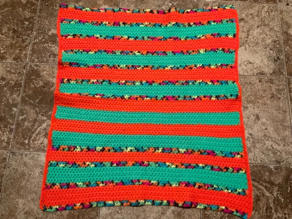 MANTA DE REGAZO DE GANCHILLO ABUELA HECHA A MANO (34” X 36”) VERDE NARANJA MULTITONO Foto 4 de 4