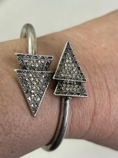 New Double Arrow Motif Silver Tone Hinged Bangle Bracelet Clamper Rhinestone