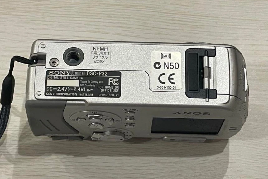 Sony Cyber-shot DSC-P32 Silver 3.2MP 3.2x Zoom Digital Camera From Japan - Image 4 of 4