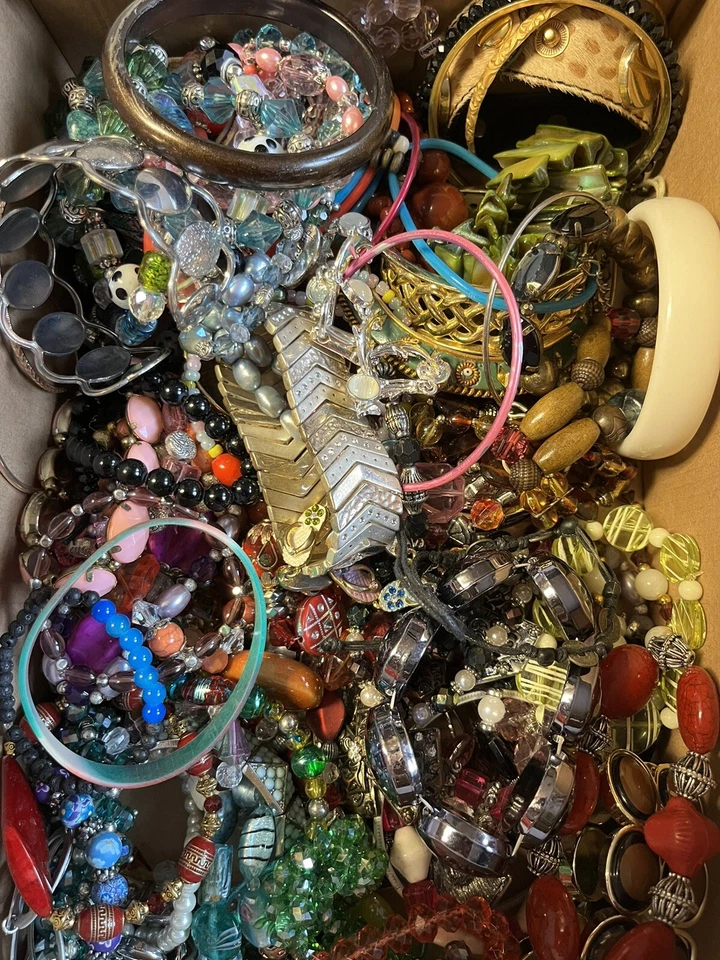 Pulseiras. Caixa de sapatos cheia de pulseiras mistas. - Imagem 3 de 4