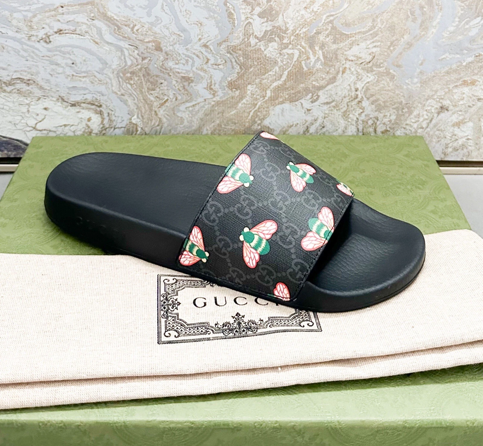 Gucci GG Supreme Bee Print Slide en cuir