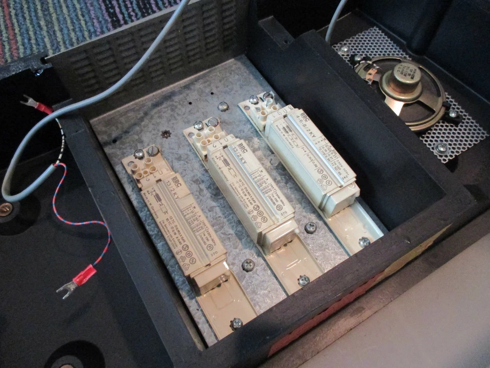 NSM FIRE COUNTRY CAJA DE PARED CABINA SUPERIOR. LÁMPARA, MONTAJE DE LASTRE DE LUZ Y ALTAVOZ, GUC Foto 2 de 4