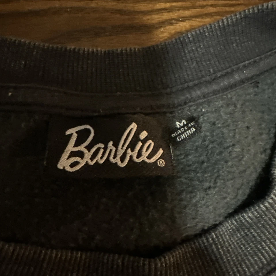 Barbie Gris Oscuro Lavado a Piedra Mujer Sudadera Mediana Rosa Logo Mattel 2023 Foto 3 de 3