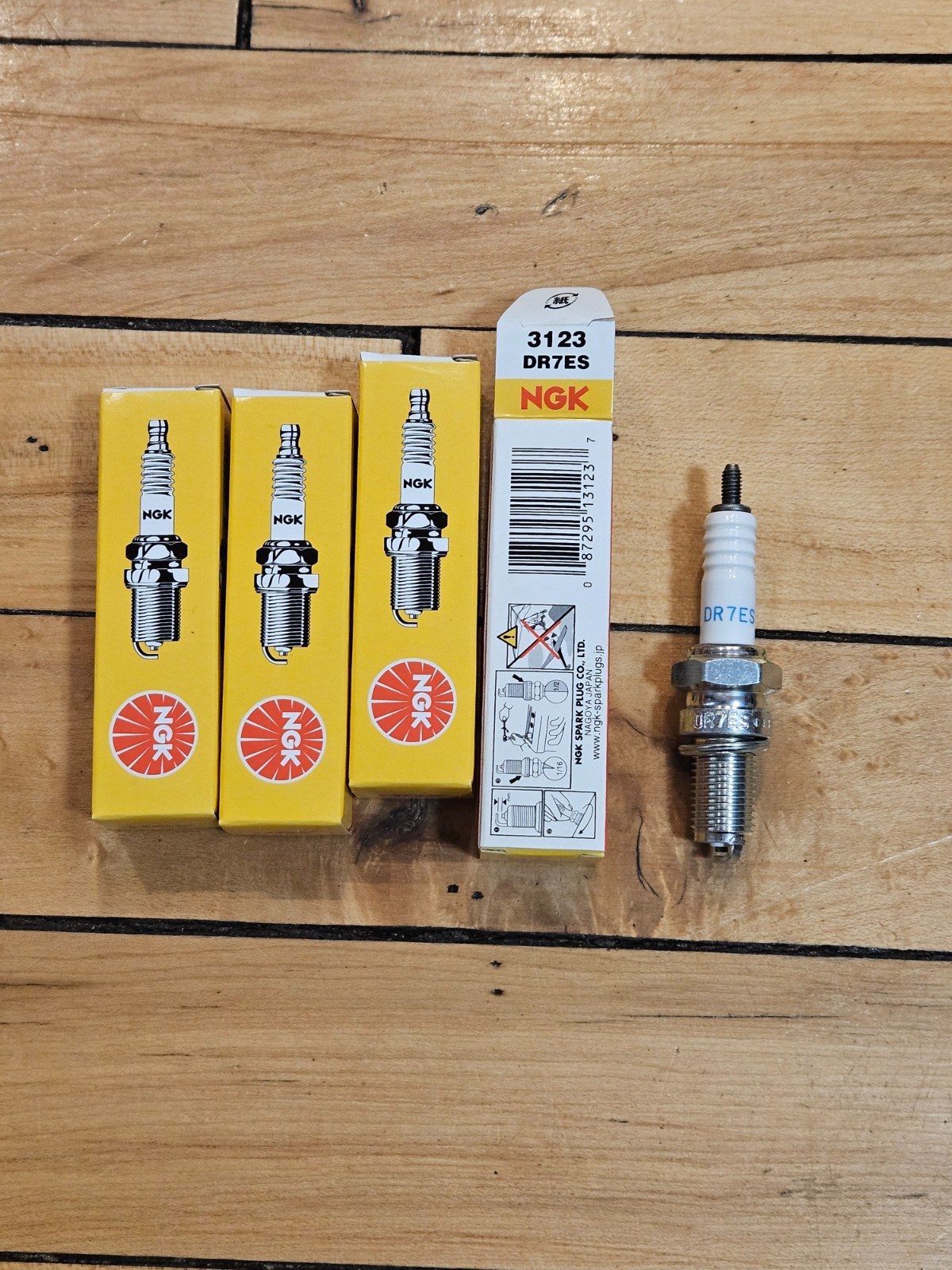 NOS NGK DR7ES Spark Plugs QTY-4 3123