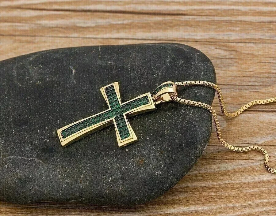 Pingente cruz feminino esmeralda corte redondo 2 quilates criado em laboratório folheado a ouro amarelo 14k - Imagem 3 de 4