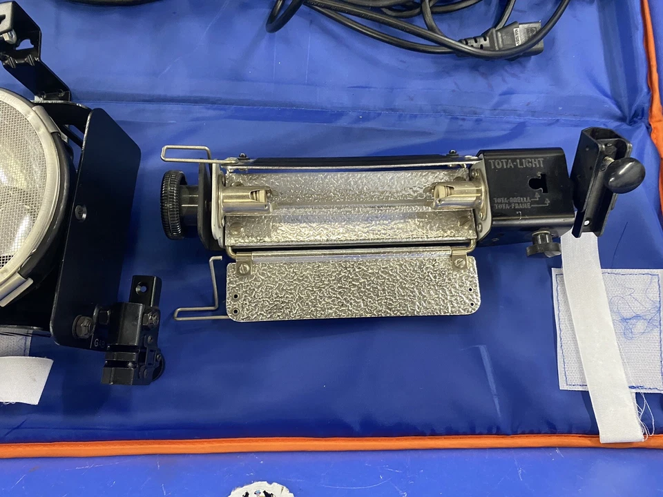 Lowel Omni and Lowel Tota light in case W/ Cables - Image 2 of 4