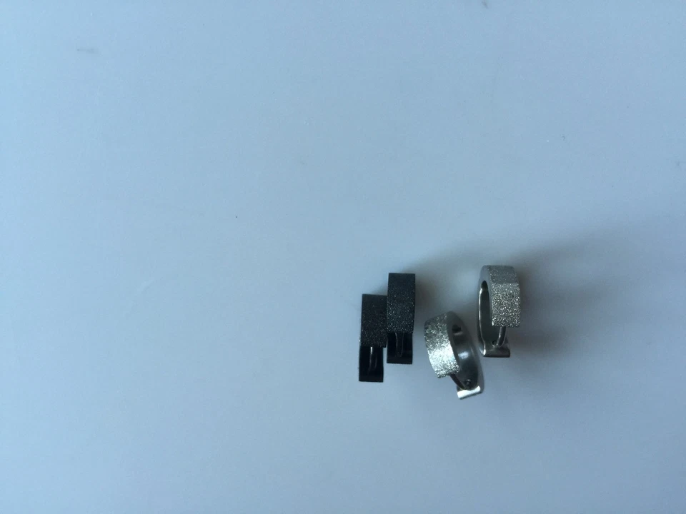 Pendientes de aro de hip hop gótico mate enchapados en titanio quirúrgico 316L para hombre y mujer  Foto 2 de 4