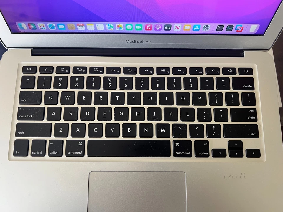 Apple MacBook Air (13-inch, Early 2015) - in VGC - With charger - Image 2 of 4