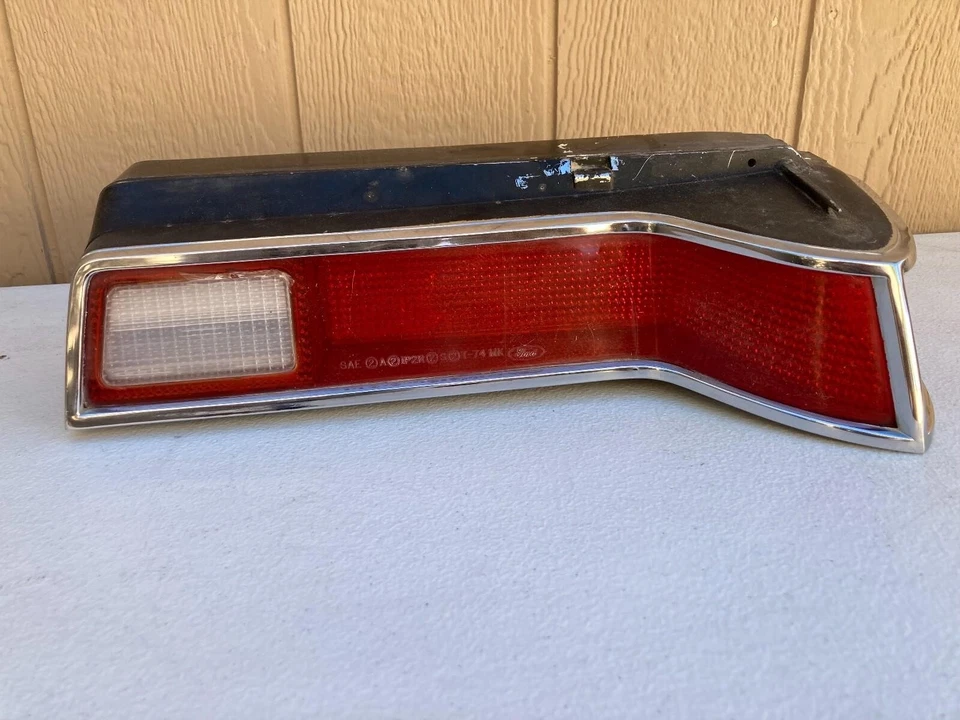 Luz trasera Lincoln Mark IV 1972-1976 50% DEL PRECIO LISTADO ¡A TRAVÉS DE HACER OFERTA! Foto 3 de 4
