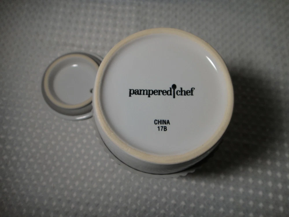 Pampered Chef Ceramic Microwave Egg Cooker w/ Lid & Hand Grip 17B Kitchen Gadget Pampered Chef Ceramic Microwave Egg Cooker w/ Lid & Hand Grip 17B Kitchen Gadget