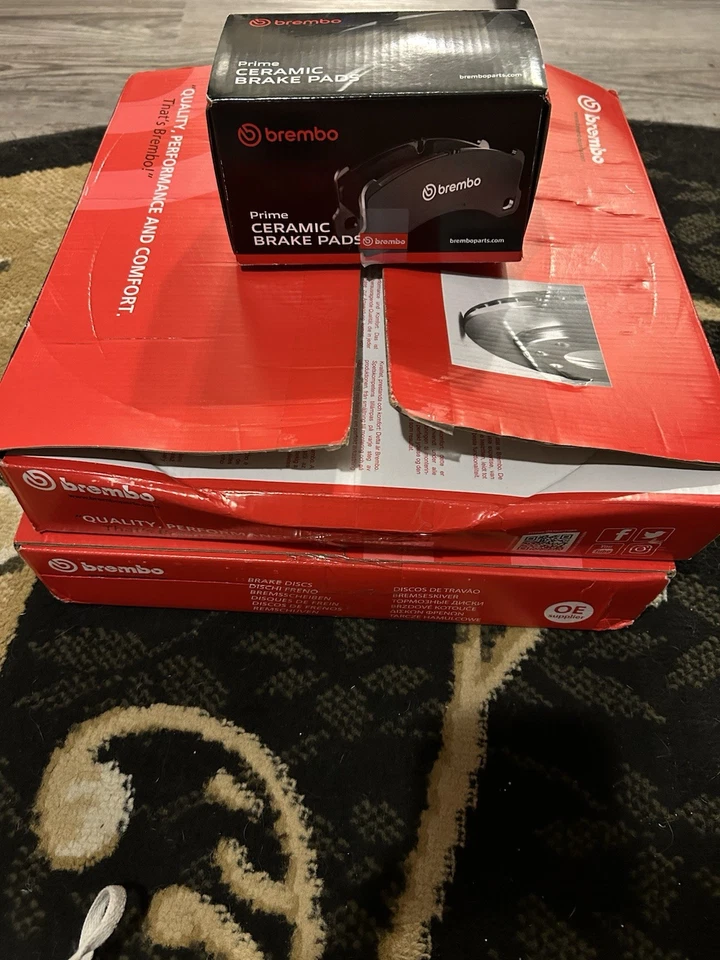 Juego de rotores y pastillas de freno traseras Brembo para Buick, Cadillac y Chevrolet Foto 2 de 3