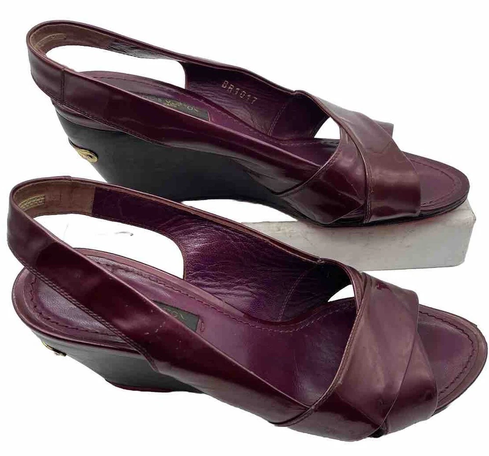 Louis Vuitton LV púrpura charol honda trasera madera tacones de cuña. Foto 4 de 4