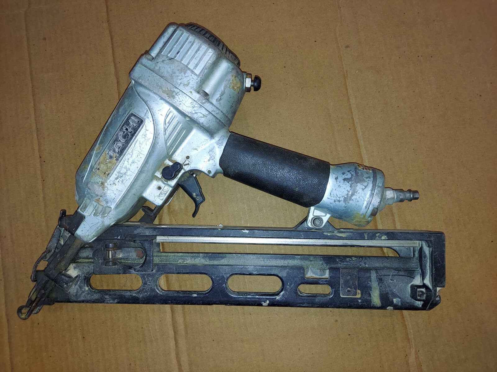23DD42 HITACHI NAIL GUN, 21/2" FINISH NAILER, NT65M?4, UNTESTED, FOR