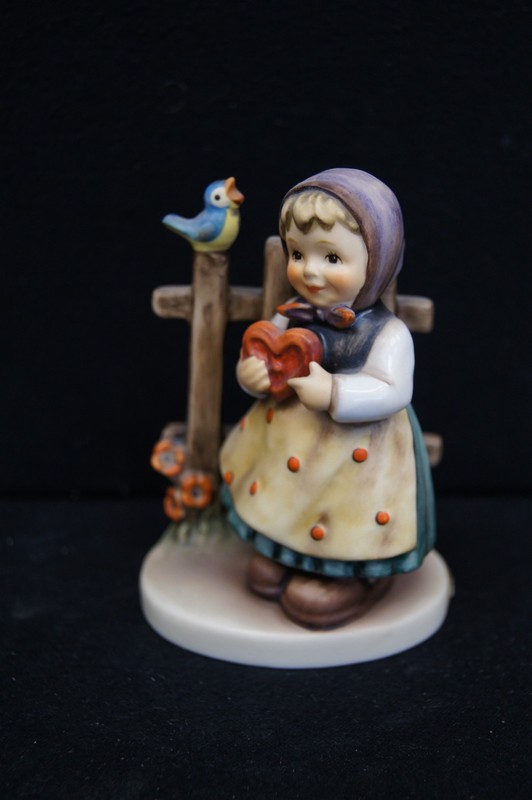HUMMEL Goebel Porcelain Figurine #352 Sweet Greetings 4.25" TMK-6