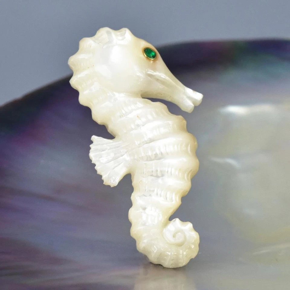 Seepferdchen Weiße Perlmutt Muschel Schnitzerei Mit Smaragd Augen Bohrung 6,35 G - Bild 3 von 4