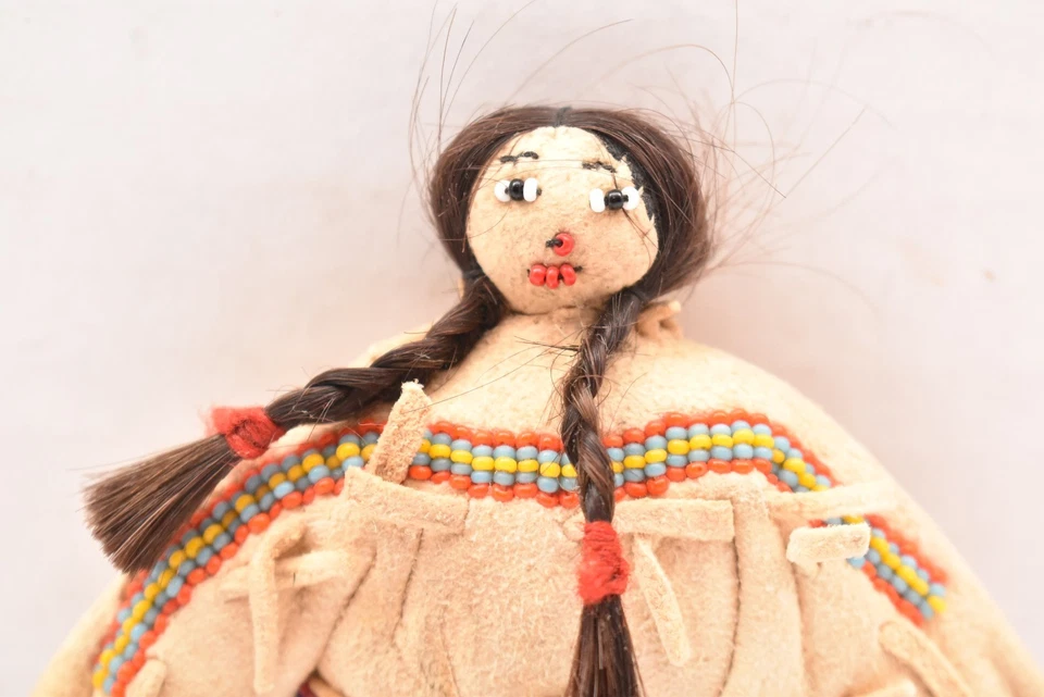 Muñeca nativa americana vintage india sioux con cuentas con flecos de cuero 5,5" de alto- Foto 2 de 4