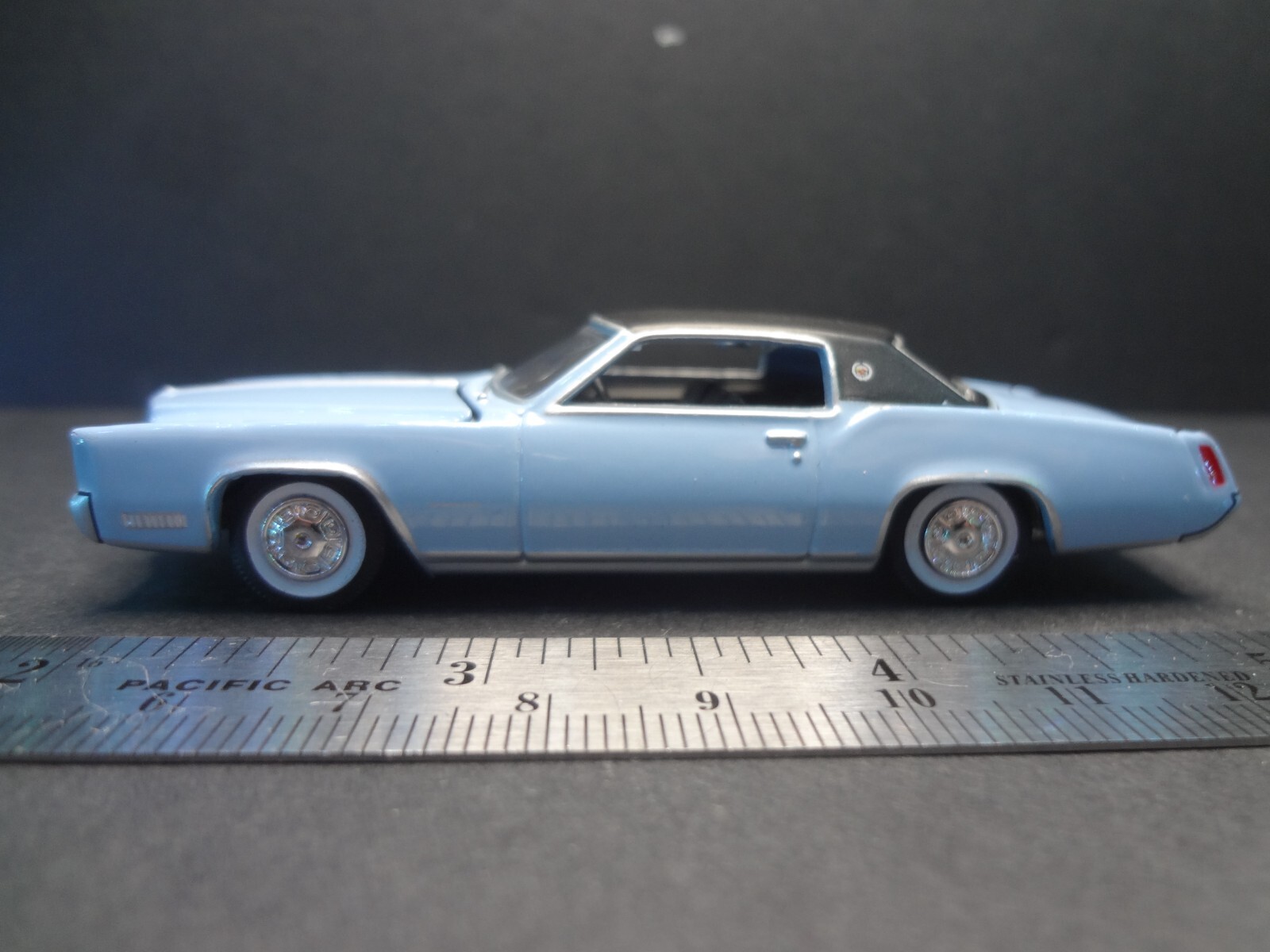 Auto World 1967 Cadillac Eldorado blue - Loose 1:64