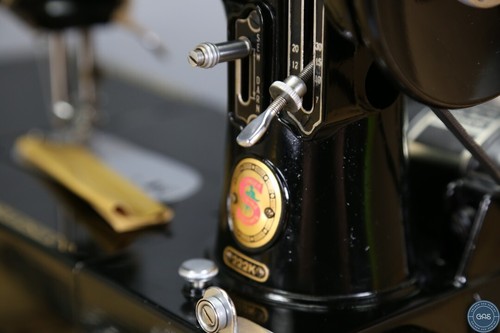 Excellent 1960 Singer 222k "RED S" Featherweight Sewing Machine + Case, Warranty - Picture 11 of 13