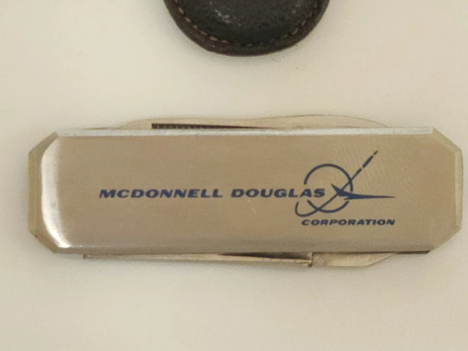 Navaja de Bolsillo McDonnell Douglas Harpoon de Colección con Estuche de Cuero Promoción Aeroespacial Foto 2 de 4