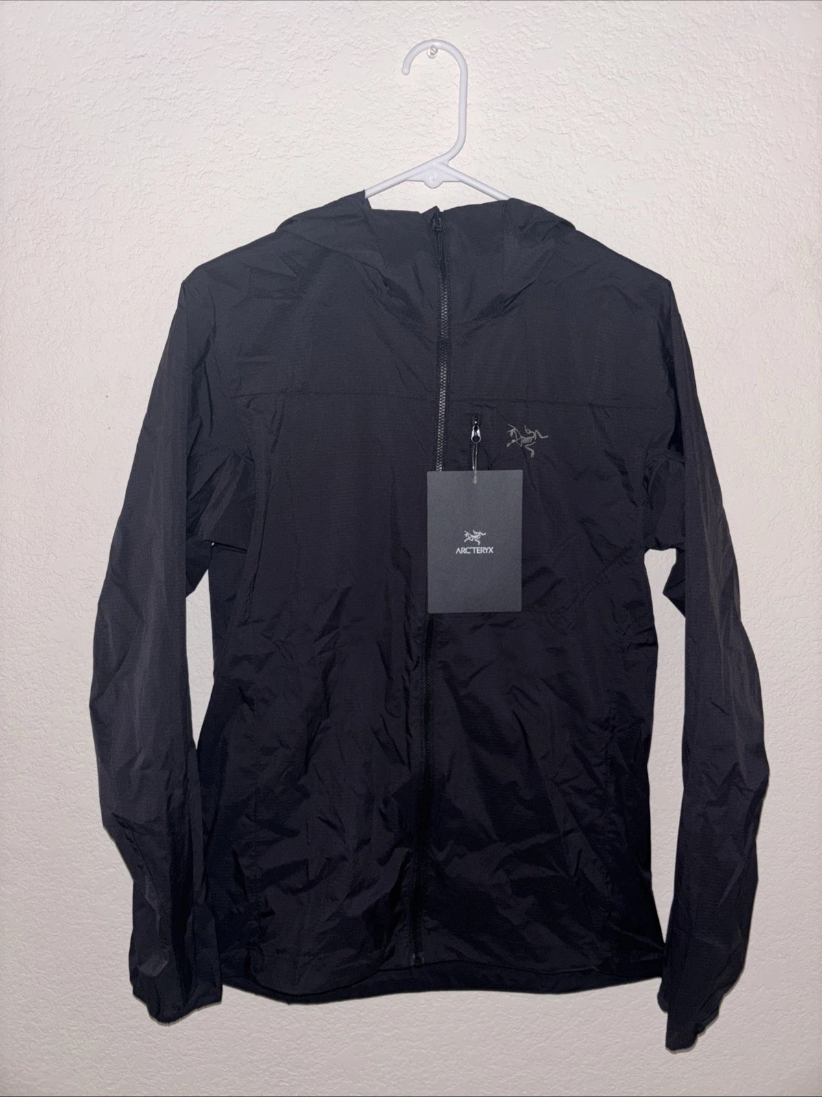 Arc’teryx Squamish Hoody Men’s Small Black Lightweight Windbreaker NEW
Opens in a new window or tab