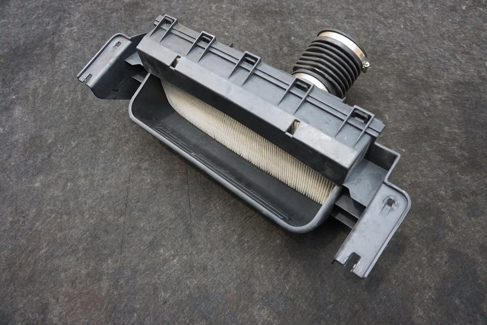 Conjunto de conducto de caja de filtro de aire negro OEM 15238940 Chevrolet SSR 2003-06 Foto 2 de 4