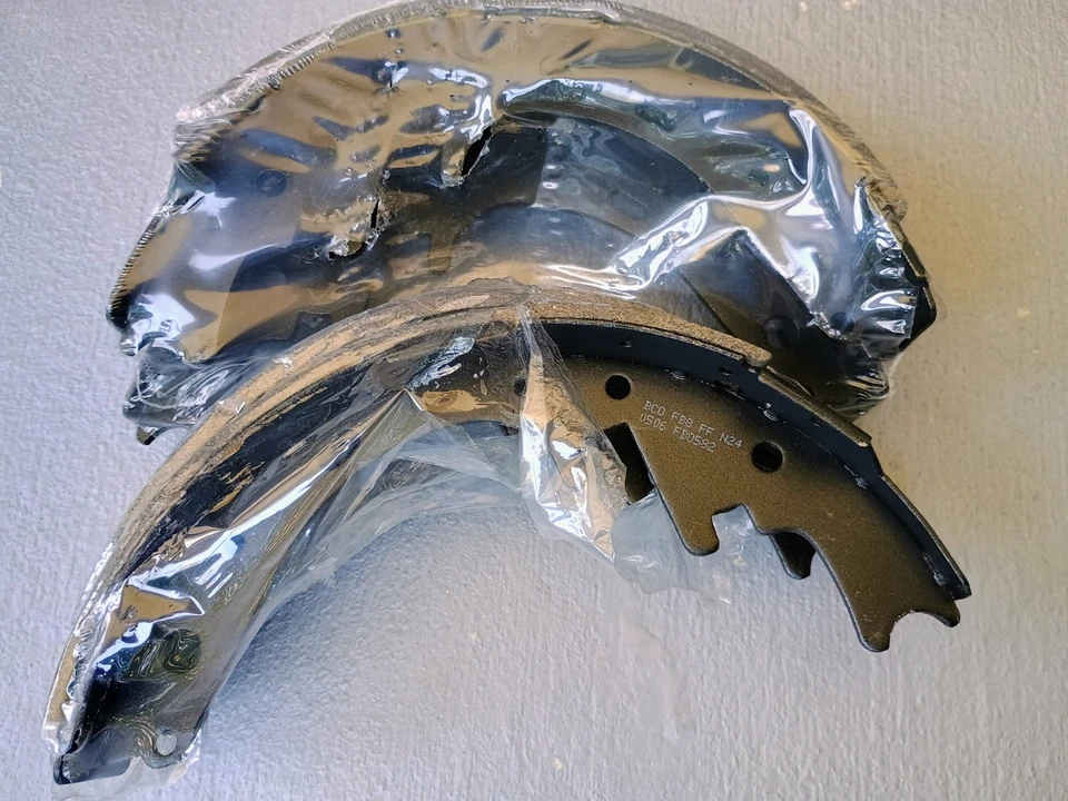 Bosch Rear Bonded Brake Shoe BS582 For FORD: 87-96 Bronco, 87-96 E-150 Econo... - Image 4 of 4