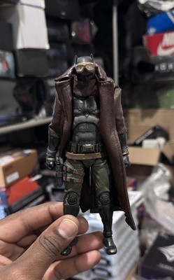 MAFEX KNIGHTMARE BATMAN フィギュア Mafex Knightmare Batman 1.0 Version With Custom Jacket And Neck
