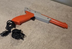 Vintage 1985 Nintendo NES Zapper Light Gun &ndash; Orange/Gray &ndash; For Parts/Repair