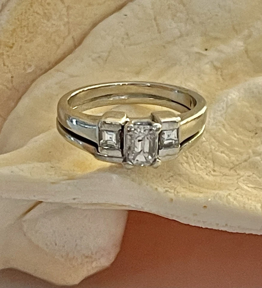 Alianza de compromiso de oro blanco de 14K de 3 diamantes talla esmeralda de 1/2 quilate talla 7,5 Foto 4 de 4