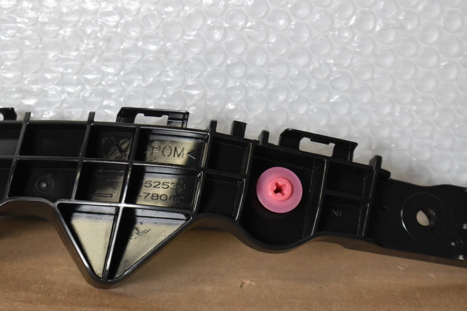 RETENEDOR LATERAL IZQUIERDO LEXUS NX300 2018-2021 OEM 52536-78010 Foto 3 de 4