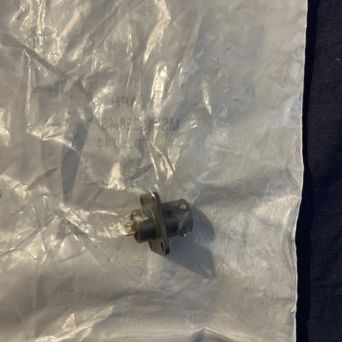 Amphenol MS3112E8-4S Circular MIL Spec Connector Receptacle 4 Position Brand New - Picture 1 of 3