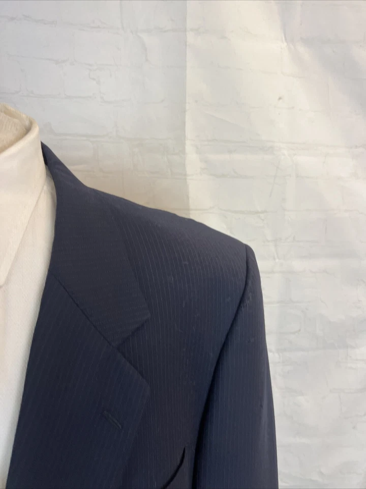 Traje de lana a rayas azul marino oscuro Valentino para hombre 46L 38X32 $3,295 Foto 2 de 4